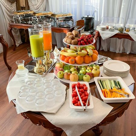 Gregory Boutique Hotel Chisinau Ngoại thất bức ảnh A buffet at a hotel