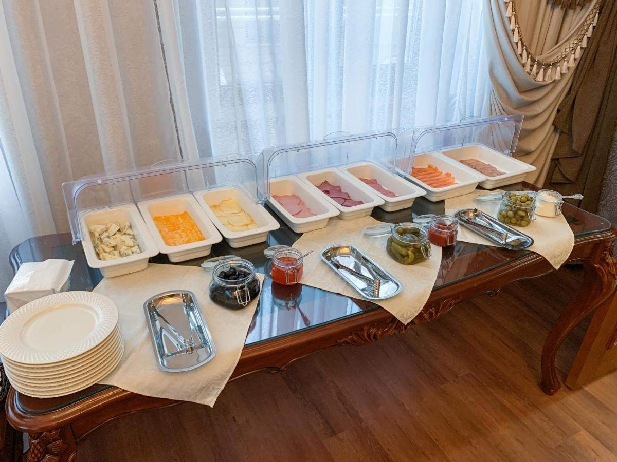 Gregory Boutique Hotel Chisinau Ngoại thất bức ảnh A buffet at a hotel