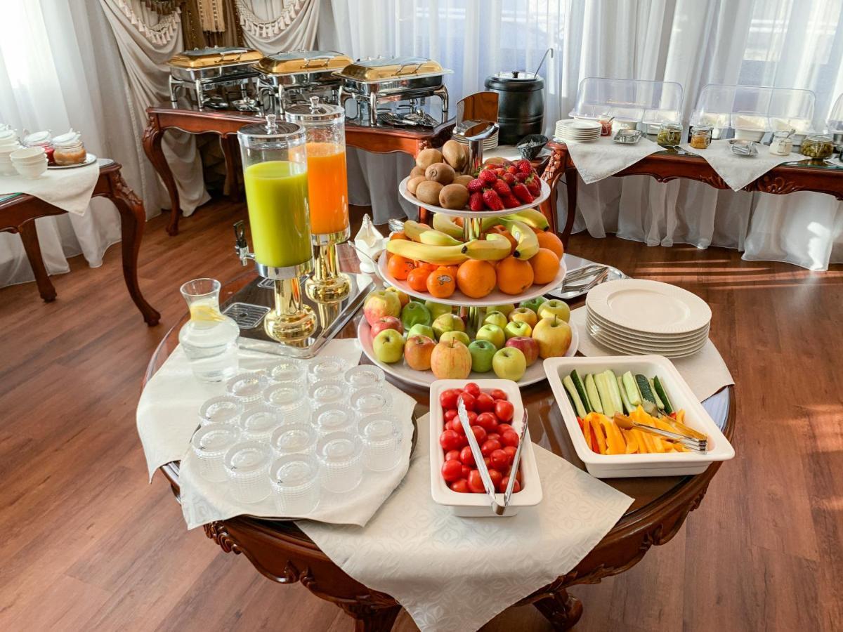 Gregory Boutique Hotel Chisinau Ngoại thất bức ảnh A buffet at a hotel