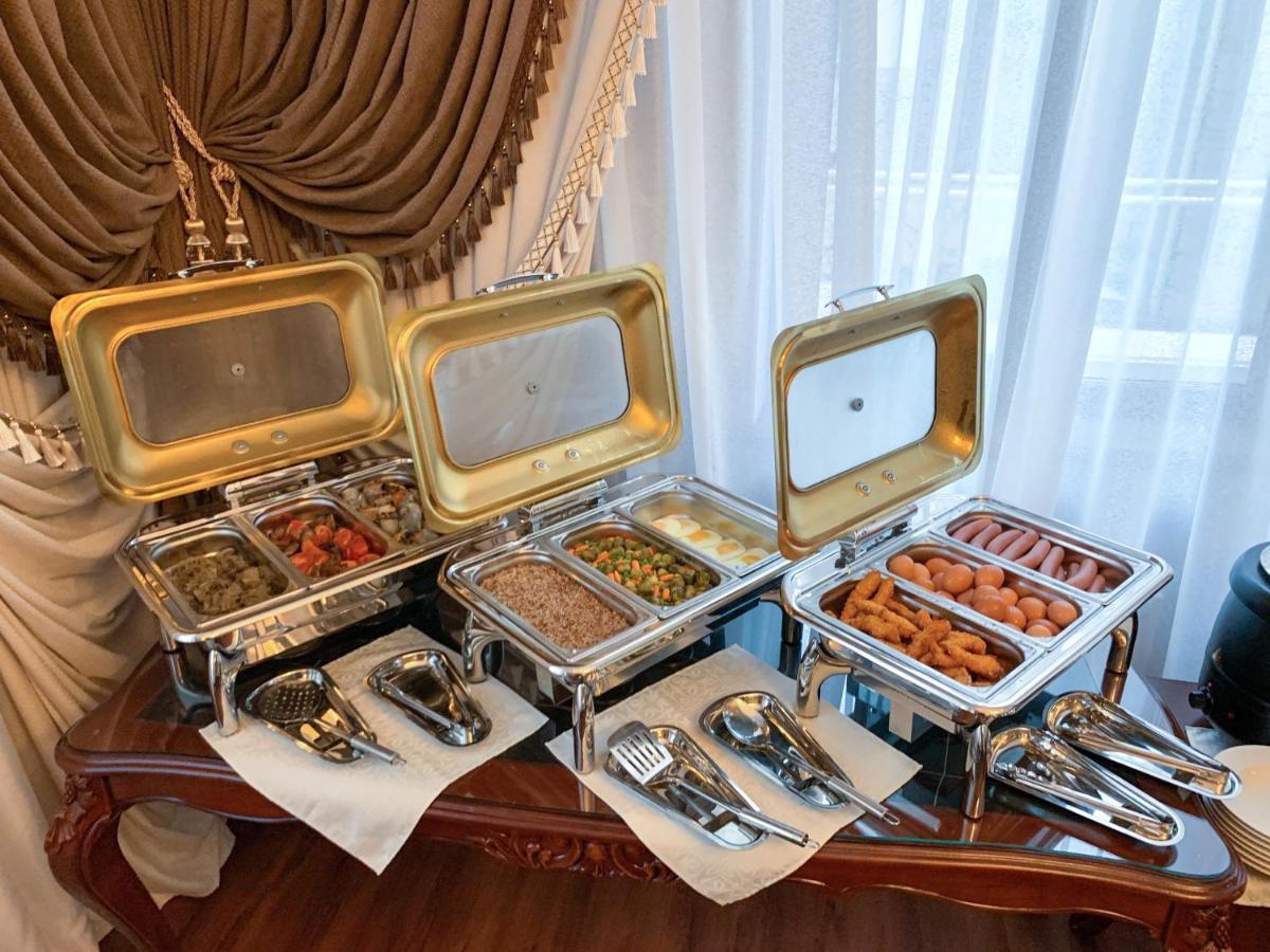 Gregory Boutique Hotel Chisinau Ngoại thất bức ảnh A selection of chafing dishes