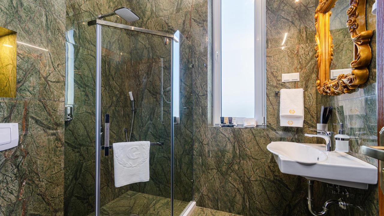 Gregory Boutique Hotel Chisinau Ngoại thất bức ảnh A shower enclosure