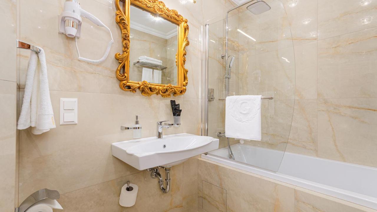 Gregory Boutique Hotel Chisinau Ngoại thất bức ảnh Bathroom with shower screen
