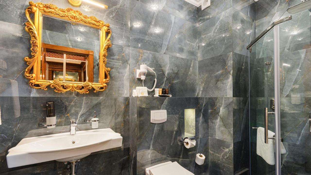 Gregory Boutique Hotel Chisinau Ngoại thất bức ảnh Bathroom with marble walls