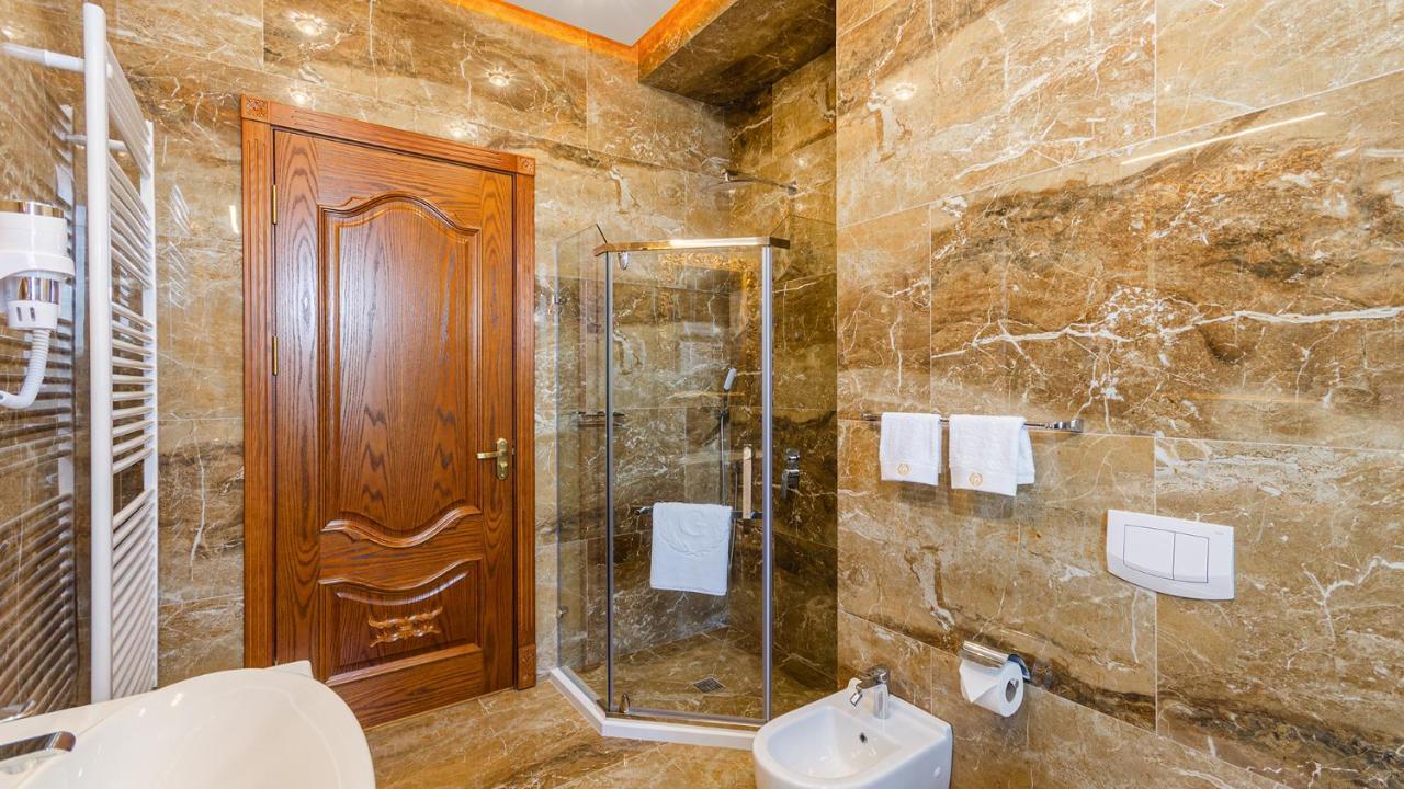 Gregory Boutique Hotel Chisinau Ngoại thất bức ảnh A shower enclosure